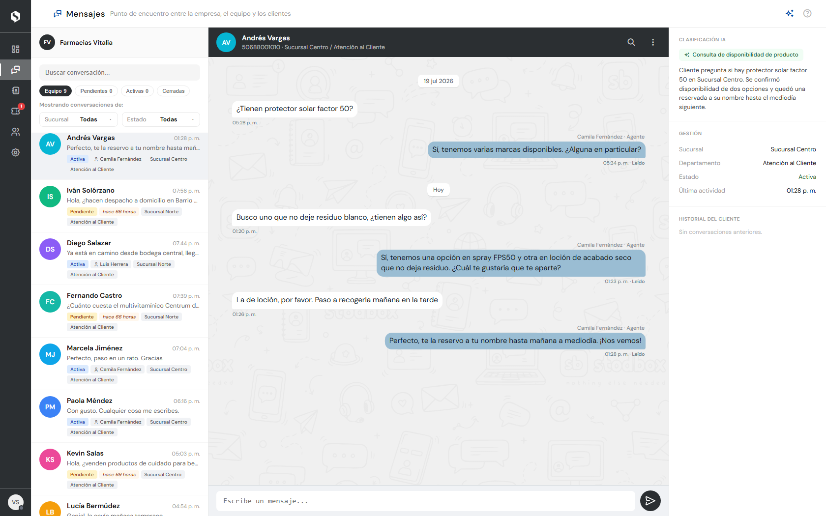 Panel de mensajería de Stodbox: bandeja de conversaciones de una empresa con sucursales, una conversación abierta con el cliente y el panel de gestión (sucursal, departamento, estado) a la derecha.